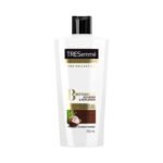 TRESemmé Botanique Nourish & Replenish Conditioner 700ml – coconut milk and aloe vera infused conditioner for soft, nourished hair.