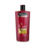 TRESemmé Keratin Smooth Shampoo 700ml – keratin-infused smoothing shampoo for frizz control and silky hair.